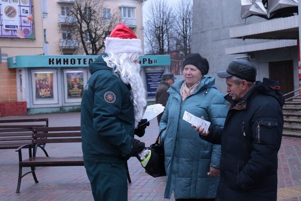 Дед Мороз за безопасность в Барановичах МЧС